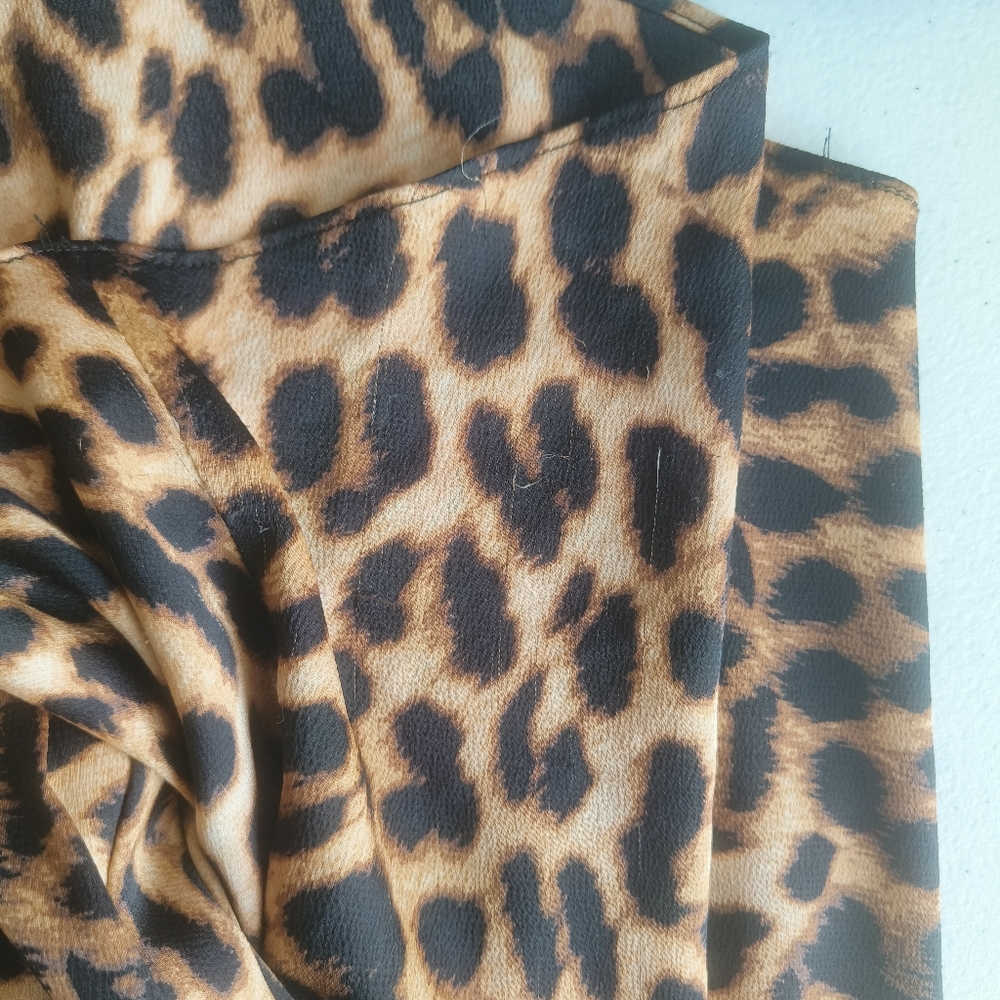 Vince Camuto Satin leopard print blouse Women's size M High neck Lightweight - Picture 13 of 16